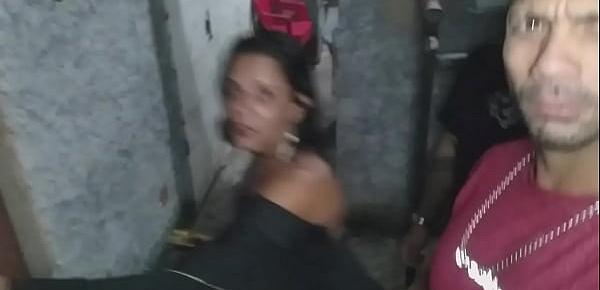 Ksal hot vair beber no bar da Tia, e um Fã para eles, depois de muita conversa, eles arrastam o Fã pra casa e começa a putaria  com muita DP
